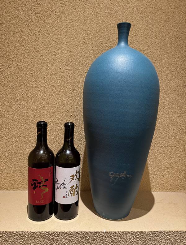 대한민국 국가대표 소믈리에인 김경환 소믈리에가 중국 닝샤에서 만든 왕요
스페셜(왼쪽)과 환주 리저브 와인. 중국의 프리미엄급 와인은 현지 소비자
가격이 30만 원이 넘어 한국 소비자들에겐 생소하게 느껴질 수 있다.