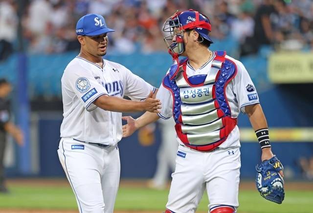 가라비토가 26일 대구 한화전에서 강민호와 이야기 하고 있다. 사진=삼성 제공