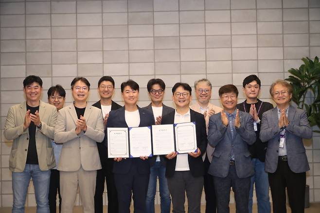 가천코코네스쿨과 초기투자액셀러레이터협회 관계자들이 업무협약 후 기념촬영하고 있다./사진제공=가천대