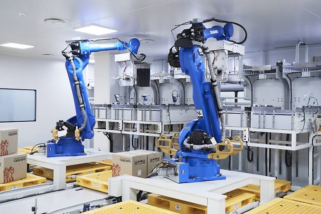 자동 팔레트 포장실 내 무인 로봇. /사진=대웅제약