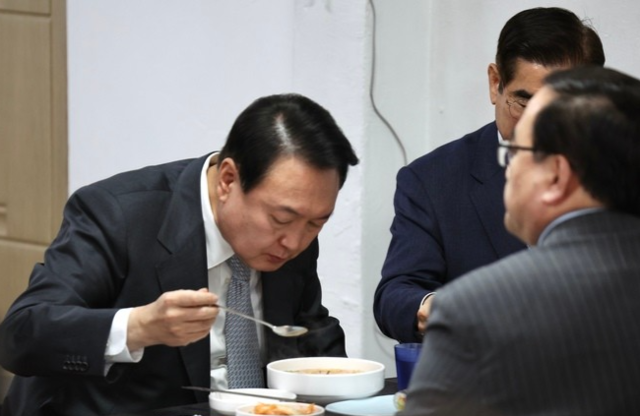 국수를 먹는 윤석열 전 대통령. 뉴시스