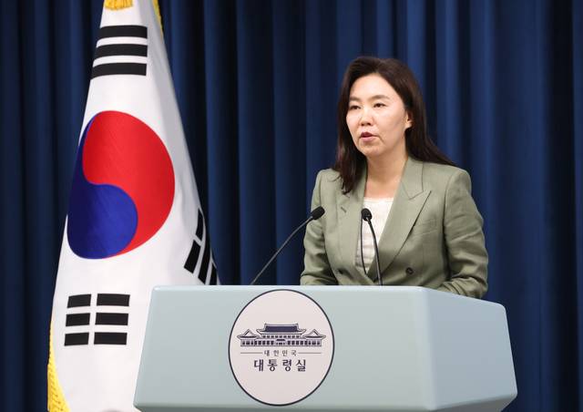 강유정 대변인이 27일 용산 대통령실에서 현안 관련 브리핑을 하고 있다. 연합뉴스