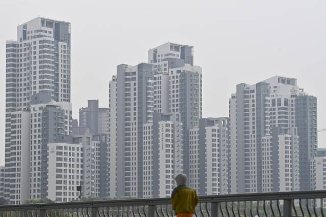 정부가 수도권·규제지역 내 1인 주담대 한도 6억 원 제한하고 2주택 이상 보유자에 대한 주담대 전면 금지하는 내용의 금융권 자율조치를 오는 28일부터 확대 시행할 예정인 가운데 27일 오전 서울 서초구 일대에 고층 아파트가 빼곡한 모습이다. 백동현 기자