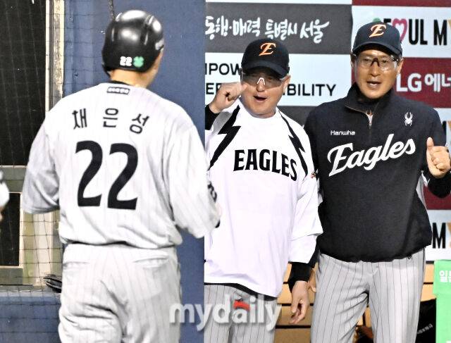 28일 오후 서울 잠실야구장에서 진행된 '2025 프로야구 KBO리그' LG트윈스와 한화이글스의 경기. 한화 김경문 감독이 연장 11회초 2점홈런을 터뜨린 채은성과 환호하고 있다./마이데일리