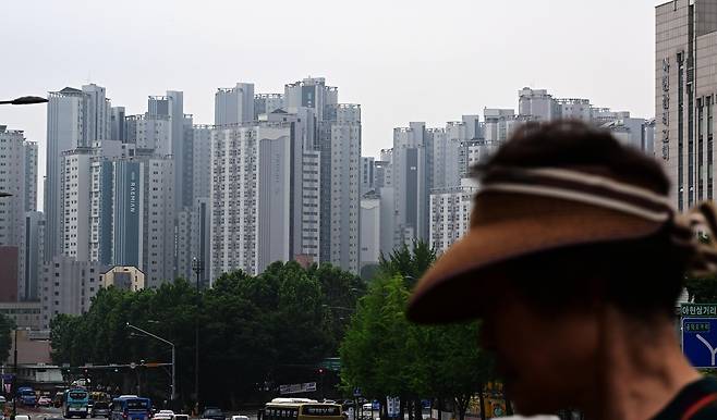 서울 마포래미안푸르지오 앞을 주민들이 지나고 있는 모습. 이상섭 기자