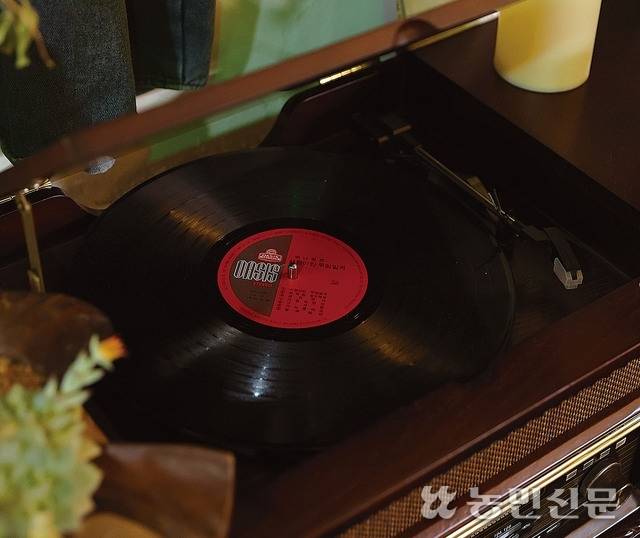 카페에선 옛날 전축 같은 복고풍 소품을 만날 수 있다.