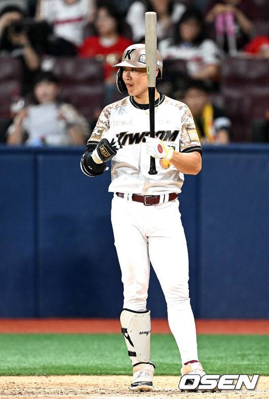 타석 들어선 송성문 '남자답게 제대로 붙어보자'