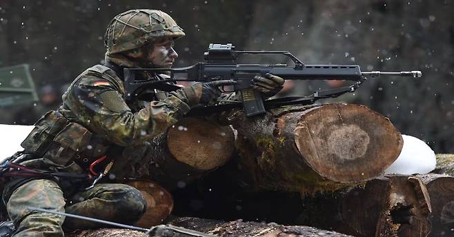 독일 연방군 병사가 훈련 도중 소총을 전방을 향해 겨누고 있다. 게티이미지