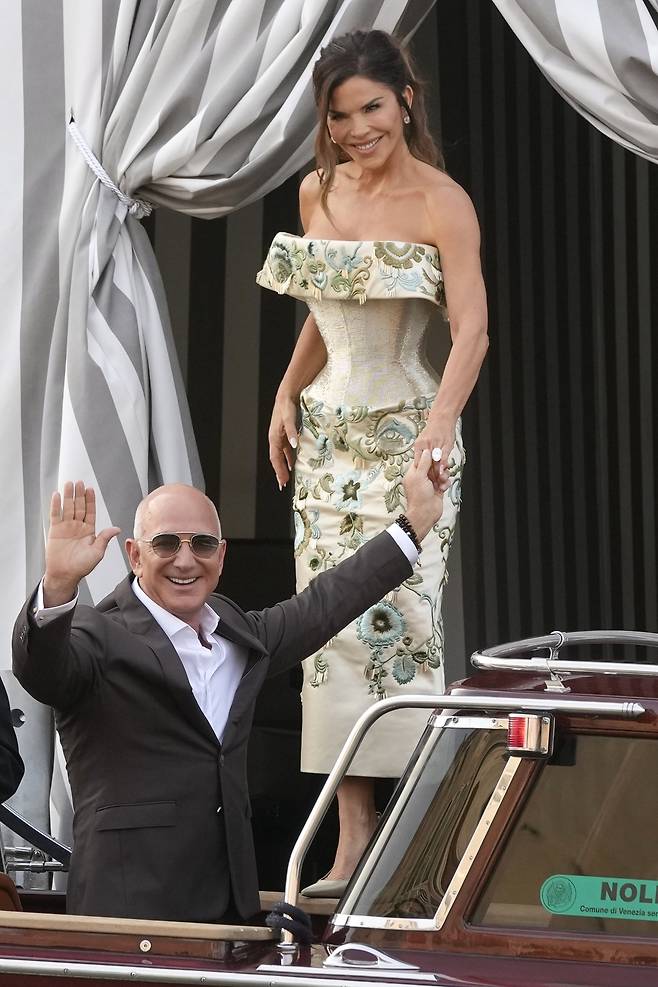 아마존 창업자 제프 베이조스와 약혼녀 로런 산체스가 26일(현지시간) 결혼 리셉션에 참석하기 위해 호텔을 나서고 있다. 베네치아=AP연합뉴스