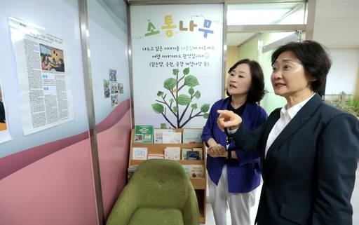 이스란 신임 보건복지부 1차관(오른쪽)이 26일 서울 관악구 신림종합사회복지관을 찾아 시설을 점검하고 있다. 보건복지부 제공