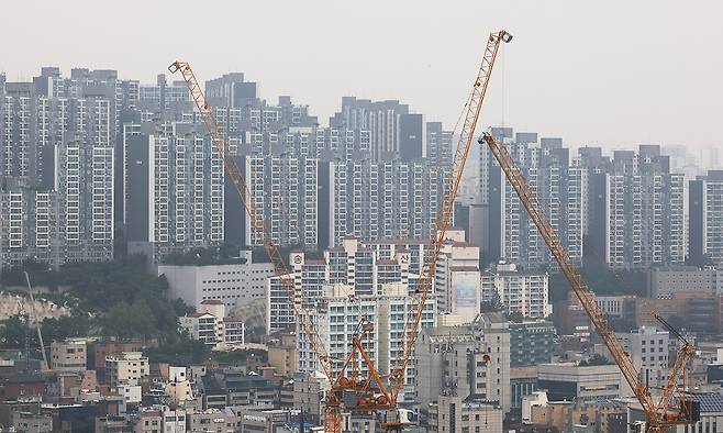 정부가 27일 발표한 가계부채 관리 강화 방안은 수도권·규제지역 주택담보대출 최대한도를 6억원으로 설정해 과도한 대출을 막고, 실수요가 아닌 경우 대출을 제한하는 데 초점을 맞췄다. 정부가 이날 '초강수' 대출 규제책을 내놓은 것은 서울 강남 아파트값 급등세가 최근 비강남권까지 확산하며 상황이 심상치 않다고 판단했기 때문이다. 사진은 이날 촬영한 서울시 아파트. 연합뉴스