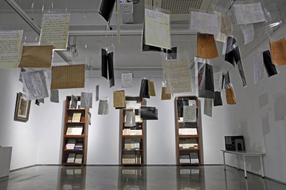 김달진미술자료박물관은 전시장 한가운데 작가들의 편지 복사본을 공중에 걸어 밤하늘의 총총한 별을 형상화했다.