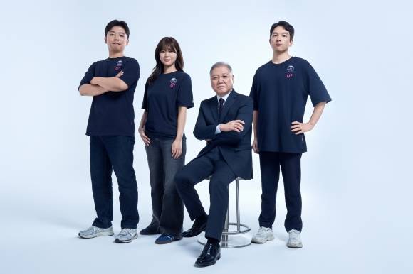 LG유플러스는 27일 권일용 동국대 경찰사법대학원 겸임교수를 ‘보안 앰배서더’로 선정했다고 밝혔다. 사진은 권 교수(오른쪽 2번째)와 LG유플러스 직원들이 전국 매장에 부착될 포스터를 촬영하는 모습. LG유플러스 제공