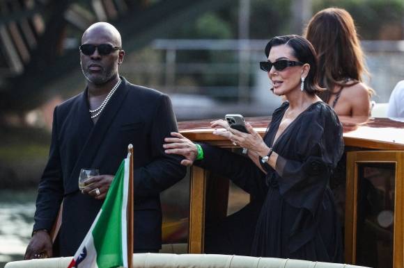 톱모델 켄달 제너·카일리 제너 자매의 모친인 사업가 크리스 제너(오른쪽)가 25세 연하 연인 코리 갬블(왼쪽)과 함께 26일(현지시간) 이탈리아 베네치아에서 시작된 아마존 창업자 제프 베이조스와 로렌 산체스의 결혼식 전야 리셉션에 참석하고 있다. 2025.6.26 로이터 연합뉴스