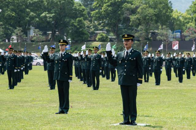 지난 5월 29일 김선호 국방부 장관 직무대행 주관으로 전북 익산시 육군부사관학교에서 열린 ‘25-1기 육군 부사관 임관식’에서 신임 부사관들이 임관 선서를 하고 있다. 사진 제공=육군