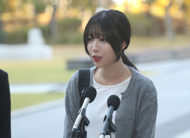 먹방 유튜버 '쯔양'(박정원)이 지난해 11월15일 수원지방법원에서 입장 표명을 하고 있다. 뉴스1