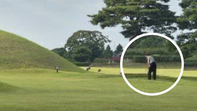 경주 왕릉 잔디밭에서 골프 연습을 하는 남성. JTBC 방송화면 캡처