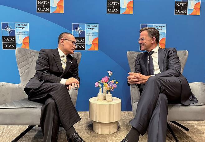 위성락 국가안보실장이 6월25일(현지시간) 네덜란드 헤이그에서 마르크 뤼터 나토 사무총장과 면담하고 있다. ⓒ연합뉴스