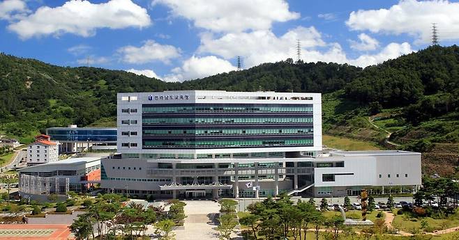 전남도교육청이 6월 초 발표한 수능 성적 분석 자료를 두고 불거진 조작·왜곡 논란이 일파만파로 커지고 있다. 지금은 해당 통계에 대한 단순 신뢰성 논란을 넘어 민선 4기 정책성과를 포장하기 위해 수치를 조작한 것 아니냐는 작성 배경으로까지 전선이 옮겨 붙는 양상이다. 전남도교육청 전경 ⓒ전남교육청