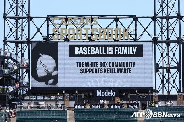 시카고 화이트삭스 구단이 26일(한국시간) 미국 일리노이주 시카고 레이트 필드에서 열린 2025 메이저리그 정규시즌 애리조나와 홈경기를 앞두고 마르테를 지지하는 응원문구를 전광판을 통해 송출하고 있다. /AFPBBNews=뉴스1
