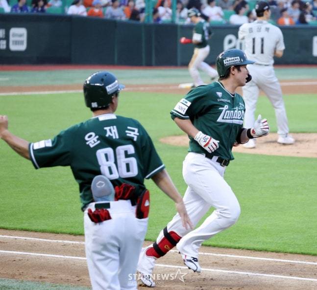 SSG 3번 지명타자 최정이 27일 인천SSG랜더스필드에서 열린 2025KBO리그 한화이글스와 SSG랜더스 경기 3회말 2사 1,2루에서 엄상백을 상대로 좌월 3점홈런을 터트린 후 홈인하고 있다./사진=강영조 선임기자