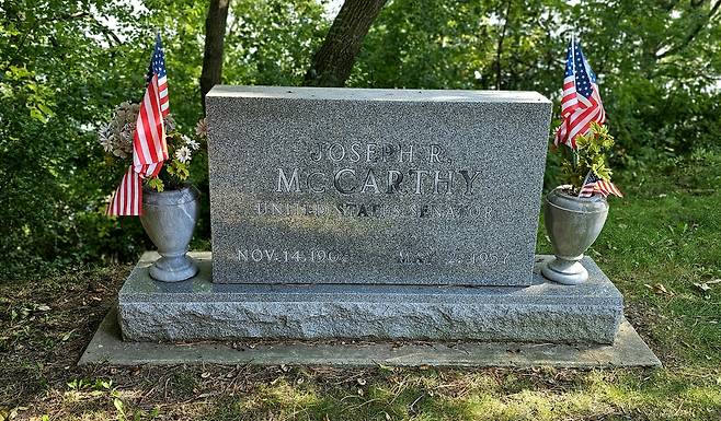 매카시즘이란 용어를 만든 극우 선동가 조지프 매카시의 묘지 / 손호철