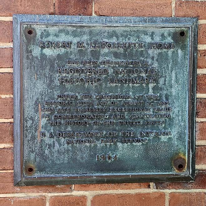로버트 라폴레트의 생가 벽에는 미국 역사유적이라는 정부 안내판이 설치돼 있다. 손호철 제공
