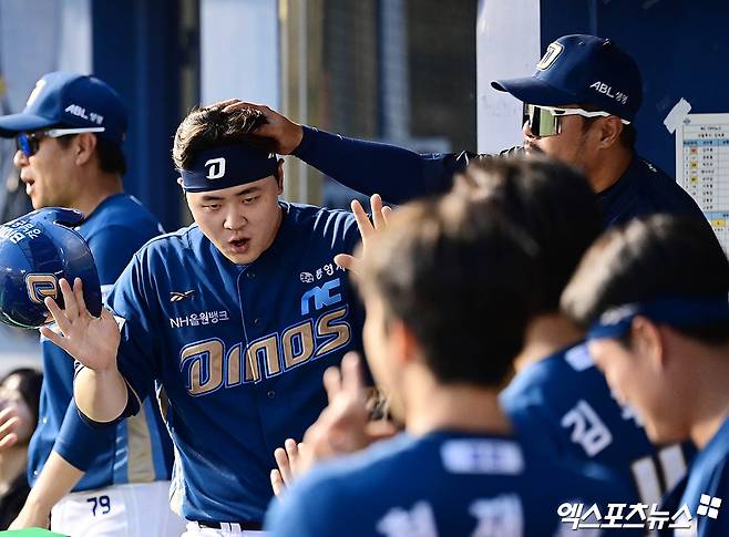 NC 다이노스 포수 김형준(왼쪽)이 지난 18일 잠실 LG 트윈스전에서 득점 후 이호준 감독에게 격려 받는 모습. 사진 엑스포츠뉴스 DB