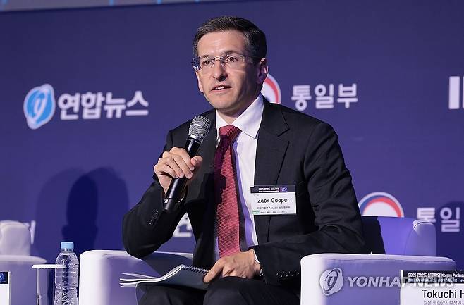 발언하는 잭 쿠퍼 AEI 선임연구원 (서울=연합뉴스) 김인철 기자 = 잭 쿠퍼 미국기업연구소(AEI) 선임연구원이 26일 서울 중구 신라호텔 다이너스티홀에서 열린 2025 한반도 심포지엄 세션1 '미국 신고립주의 급부상에 통상ㆍ외교ㆍ안보 지각변동' 주제에 대해 발언하고 있다. 2025.6.26 yatoya@yna.co.kr
