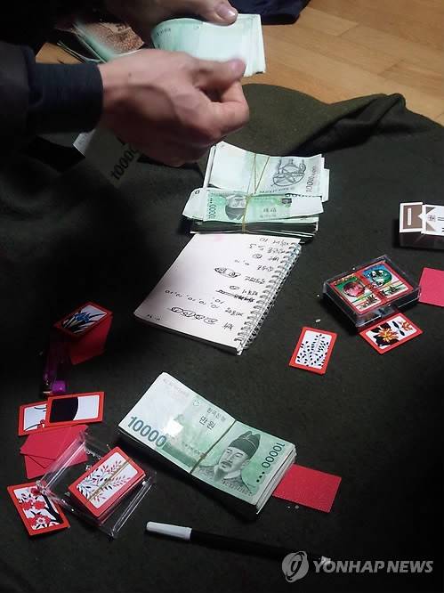 도박판 현장 급습 (서울=연합뉴스) 한미희 기자 = 서울 동대문경찰서 강력계가 25일 새벽 장안동의 한 아파트를 급습한 판돈 수천만 원대의 도박판 현장. 2011.2.25 eoyyie@yna.co.kr