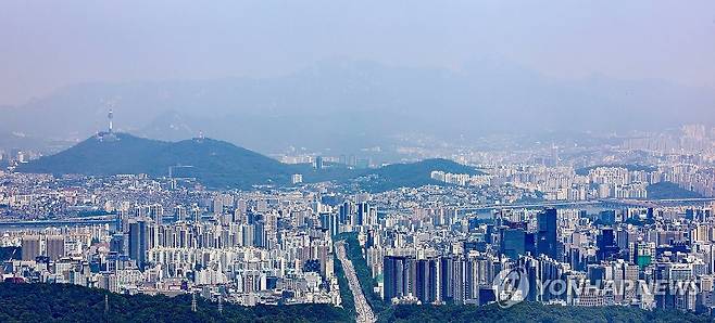 1∼4월 국민평형 평균 가격 강남3구 23억-노도강 7억 (성남=연합뉴스) 신현우 기자 = 지난 1∼4월 서울 아파트 시장에서 '강남3구'(강남·서초·송파)의 신고가 경신 거래가 '노도강'(노원·도봉·강북)의 약 25배에 달하는 것으로 나타난 가운데 22일 경기도 성남시 청계산 매바위에서 바라본 서울 서초구·강남구(아래)와 한강 이북 아파트 단지.
부동산 중개 플랫폼 집토스가 국토부 실거래 자료를 분석한 결과에 따르면 지난 1∼4월 강남3구에서 기존의 신고가를 갈아치운 거래가 총 1천633건으로 노도강(65건)의 25배에 이른다. 같은 기간 국민평형(84㎡ 이상∼85㎡ 미만) 평균 가격은 강남3구가 23억8천370만원, 노도강이 7억3천662만원으로 16억4천708만원 차이를 보였다. 2025.6.22 nowwego@yna.co.kr