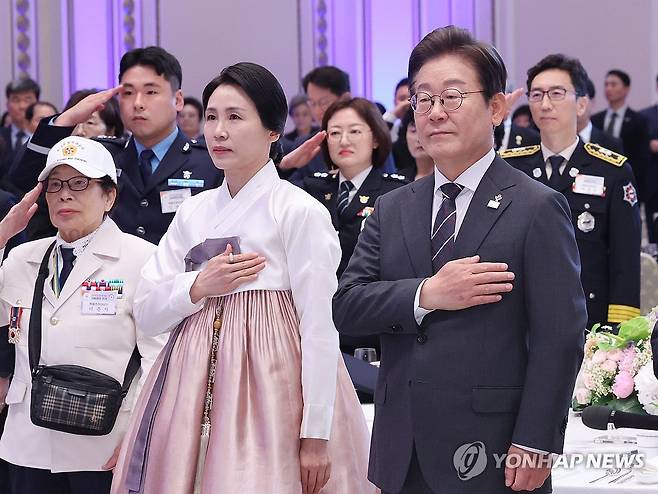 이재명 대통령 부부, 국가유공자 초청 행사 참석 (서울=연합뉴스) 한상균 기자 = 이재명 대통령과 김혜경 여사가 27일 청와대 영빈관에서 열린 '호국 보훈의 달, 대통령의 초대' 행사에서 국기에 경례하고 있다.
이번 행사에는 국가유공자 및 유족, 보훈단체장, 특별초청자 등이 참석했다. 2025.6.27 xyz@yna.co.kr