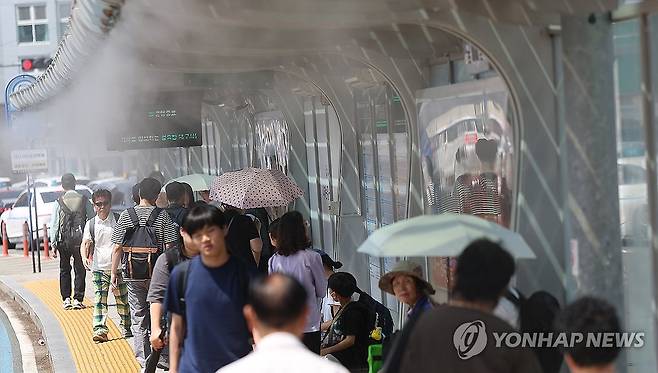 쿨링포그로 식혀보는 더위 (대구=연합뉴스) 윤관식 기자 = 대구에 올해 첫 폭염주의보가 발령된 27일 동대구역 버스정류장에 쿨링포그가 가동되고 있다. 2025.6.27 psik@yna.co.kr