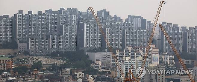 가계부채 관리 방안, '주담대 한도 6억' 극약처방 (서울=연합뉴스) 최재구 기자 = 정부가 27일 발표한 가계부채 관리 강화 방안은 수도권·규제지역 주택담보대출 최대한도를 6억원으로 설정해 과도한 대출을 막고, 실수요가 아닌 경우 대출을 제한하는 데 초점을 맞췄다. 정부가 이날 '초강수' 대출 규제책을 내놓은 것은 서울 강남 아파트값 급등세가 최근 비강남권까지 확산하며 상황이 심상치 않다고 판단했기 때문이다. 사진은 이날 촬영한 서울시 아파트. 2025.6.27 jjaeck9@yna.co.kr
