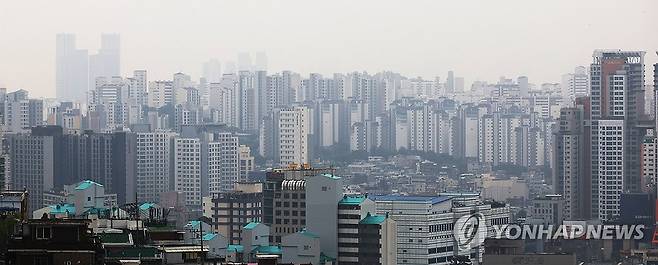 '주담대 한도 6억' 극약처방, 초강수 규제책 (서울=연합뉴스) 최재구 기자 = 정부가 27일 발표한 가계부채 관리 강화 방안은 수도권·규제지역 주택담보대출 최대한도를 6억원으로 설정해 과도한 대출을 막고, 실수요가 아닌 경우 대출을 제한하는 데 초점을 맞췄다. 정부가 이날 '초강수' 대출 규제책을 내놓은 것은 서울 강남 아파트값 급등세가 최근 비강남권까지 확산하며 상황이 심상치 않다고 판단했기 때문이다. 사진은 이날 촬영한 서울시 아파트. 2025.6.27 jjaeck9@yna.co.kr