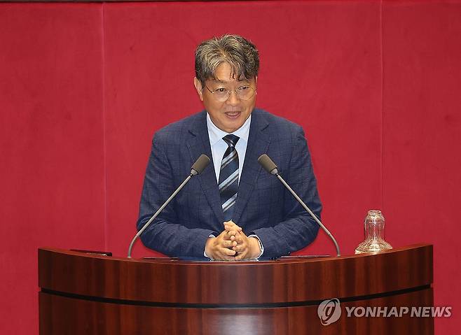 당선 인사하는 이춘석 법사위원장 (서울=연합뉴스) 박동주 기자 = 27일 국회 본회의에서 법사위원장으로 선출된 더불어민주당 이춘석 의원이 당선인사를 하고 있다. 2025.6.27 pdj6635@yna.co.kr