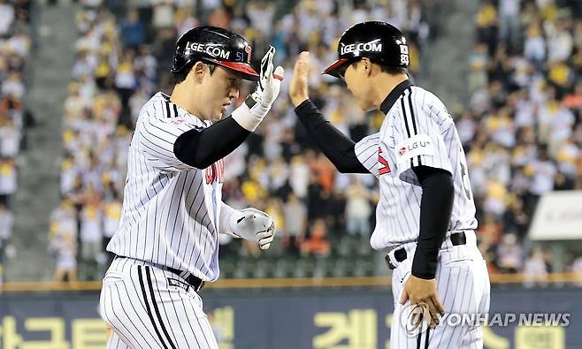 연장전 솔로 홈런 친 LG 박동원 (서울=연합뉴스) 김인철 기자 = 28일 서울 송파구 잠실야구장에서 열린 2025 프로야구 KBO리그 한화 이글스와 LG 트윈스의 경기. 연장 11회말 1사 LG 박동원이 좌월 솔로 홈런을 치고 그라운드를 돌고 있다. 2025.5.28 yatoya@yna.co.kr