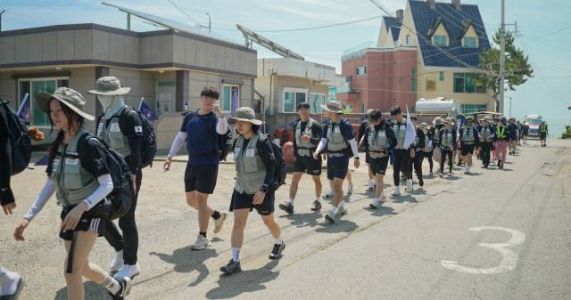 대구가톨릭대 학생들이 개교 111주년 기념 국토대장정 여정 중 서로의 걸음에 맞춰 함께 걷고 있다. 대구가톨릭대 제공