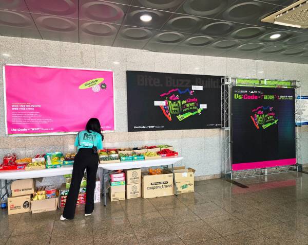 해커톤이 열린 의성체육관 1층 로비에 마련된 '스낵존'에는 스태프들이 새벽까지 참가자들의 간식을 정리하고 보충하며 숨은 지원을 이어갔다. 김동현 기자 jhass80@kyongbuk.com