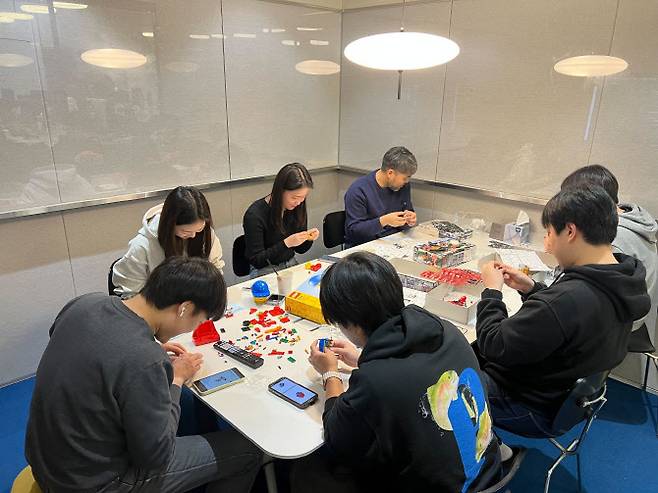 가우디오랩 직원들이 사내 단체활동인 BoF 행사를 통해 레고를 조립하고 있다. (사진=가우디오랩)