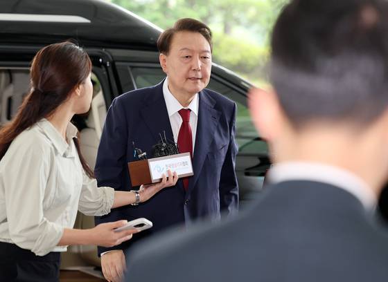 윤석열 전 대통령이 28일 피의자 신분으로 내란특검 조사를 받기 위해 서울 서초구 서울고검 청사로 출석하고 있다. 〈사진=연합뉴스〉
