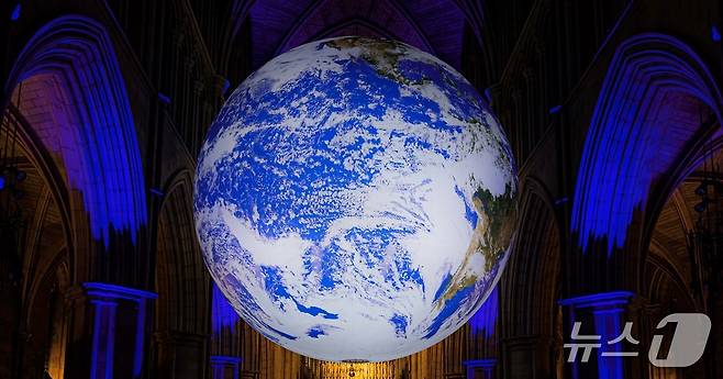영국 예술가 루크 저람이 제작한 지구 '가이아'(Gaia) ⓒ 뉴스1