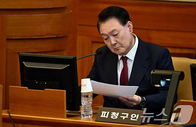 윤석열 대통령이 23일 오후 서울 종로구 헌법재판소에서 열린 탄핵심판 4차 변론기일에 출석해 있다. 2025.1.23/뉴스1 ⓒ News1 사진공동취재단