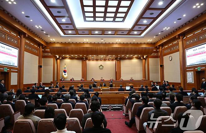 문형배 헌법재판소장 권한대행이 4일 오전 서울 종로구 헌법재판소 대심판정에서 윤석열 대통령 탄핵심판 인용 결정문을 낭독하고 있다. 2025.4.4/뉴스1 ⓒ News1 사진공동취재단