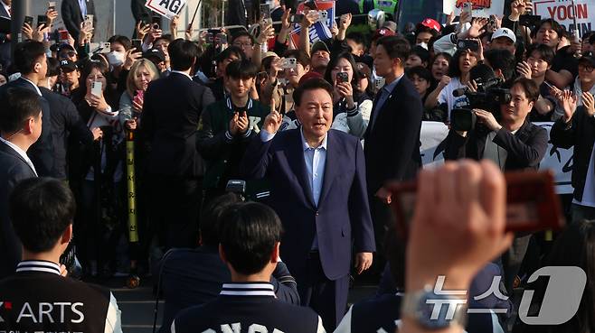 윤석열 전 대통령이 11일 오후 서울 용산구 대통령 관저에서 나와 지지자들과 인사하고 있다. (공동취재) 2025.4.11/뉴스1 ⓒ News1 김성진 기자