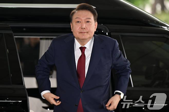 윤석열 전 대통령이 28일 오전 서울 서초구 서울고검 청사에 마련된 내란특검에 피의자 신분으로 첫 출석하고 있다. (공동취재) 2025.6.28/뉴스1 ⓒ News1 김성진 기자