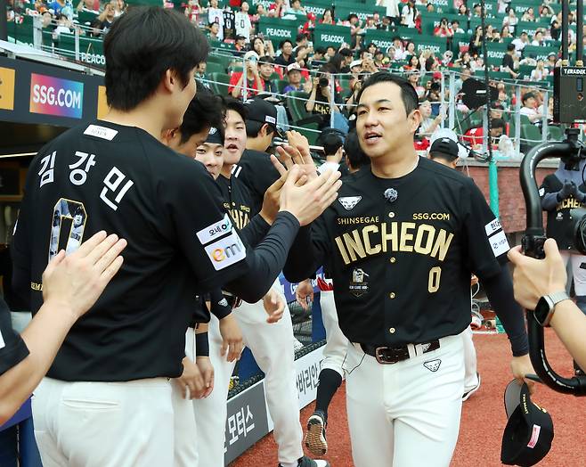 김강민이 SSG 선수들과 하이파이브를 하고 있다.(SSG 랜더스 제공)