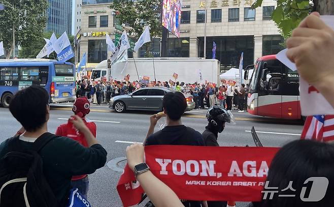 28일 오후 7시 30분쯤 서울 서초구 서초대로를 사이에 두고 윤석열 전 대통령 지지자들과 촛불행동 집회 참가자들이 서로를 바라보고 있다. 2025.6.28/뉴스1 김종훈 기자