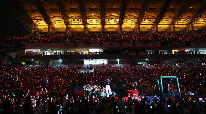 김강민이 28일 인천SSG랜더스필드에서 열린 은퇴식에서 팬들에게 마지막 인사를 하고 있다. 사진 | SSG 랜더스