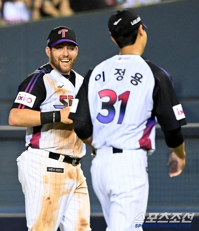 27일 잠실야구장에서 열린 KIA와 LG의 경기, 7회초 실점 위기를 막아낸 LG 이정용이 1루수 오스틴의 환영을 받고 있다. 잠실=허상욱 기자